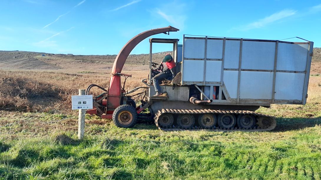 L'engin de fauche avec exportation sur les dunes du Toulinguet