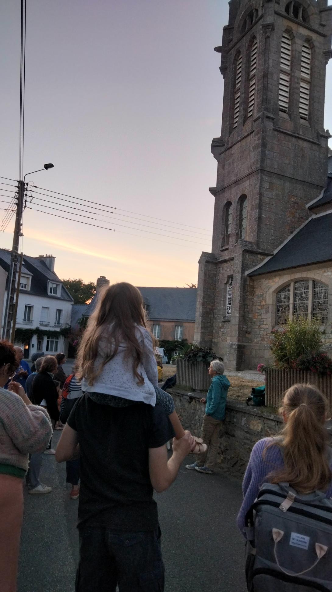 Le public regarde les chauves-souris sortir du clocher de l'église St Rémi de Camaret